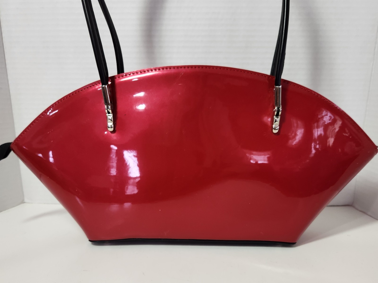 Red Patent Leather Beijo Women’s w/Original Tags 2 Zipper Pockets Inside