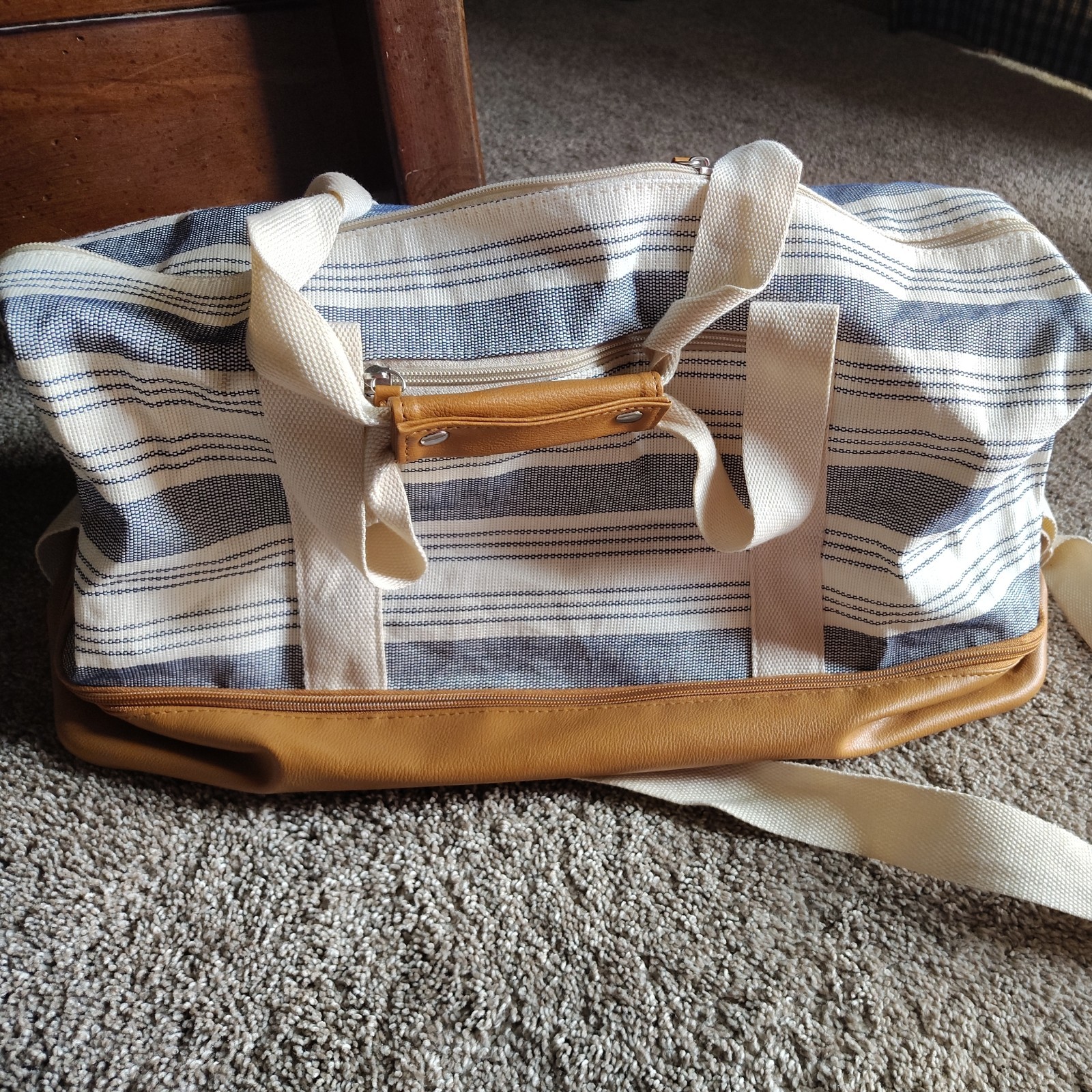 NWT DSW Canvas Striped Weekender Bag w/ Shoe Compartment Blue White