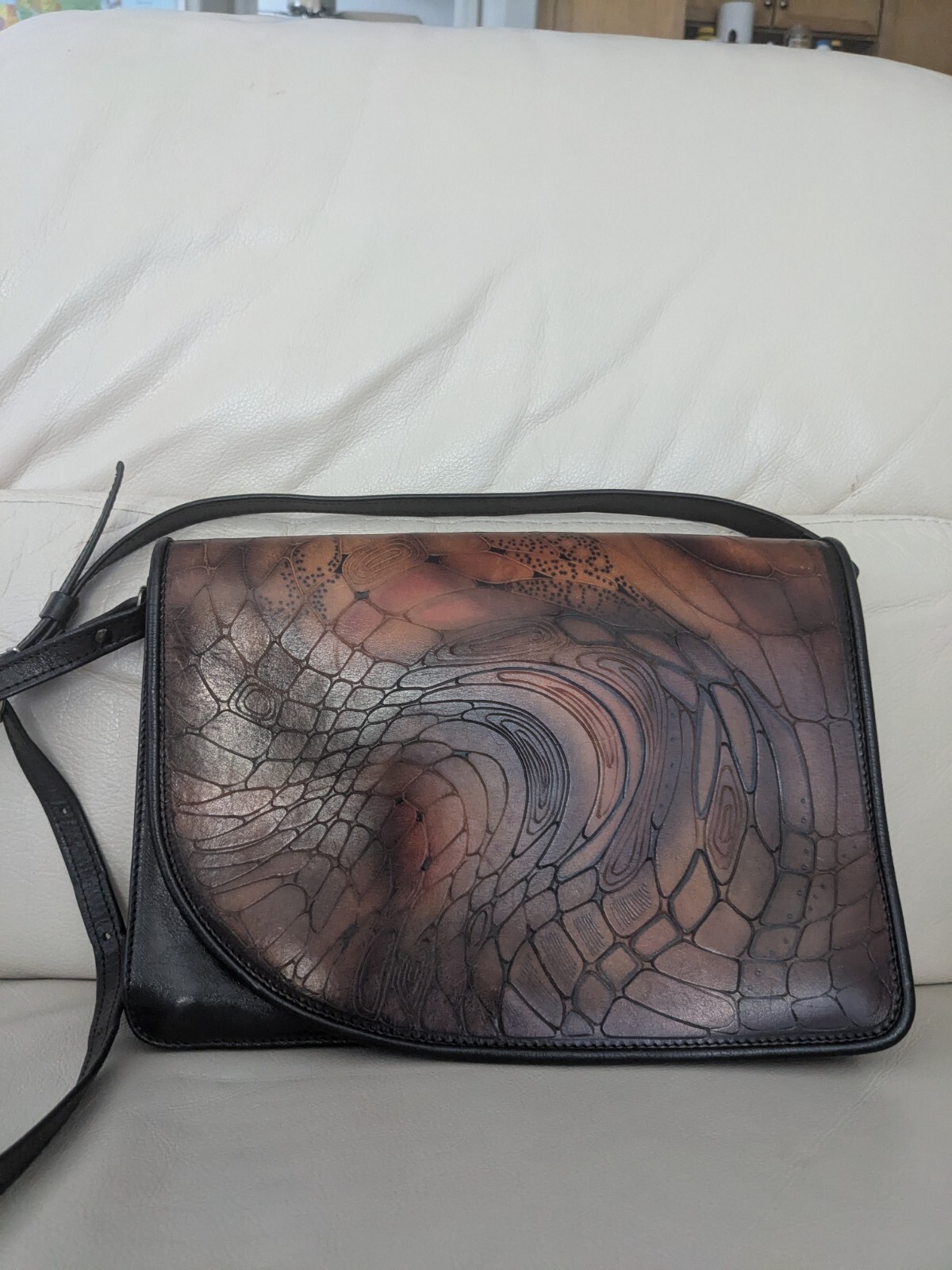 Chic Bambas Art designer handbag with hand painting and engraving, Leather.