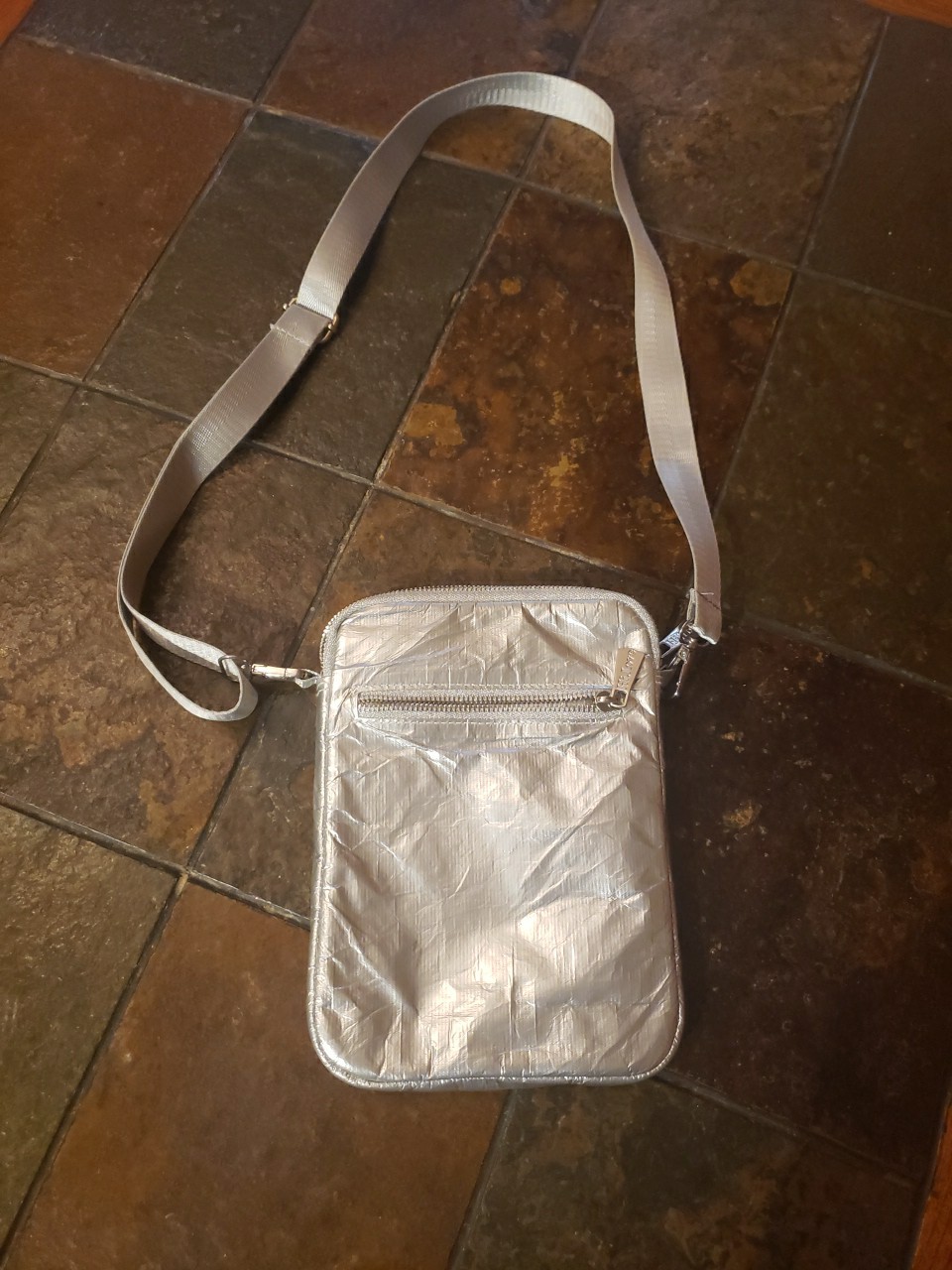 Hi,love Silver Metallic Crossway Cellphone Bag