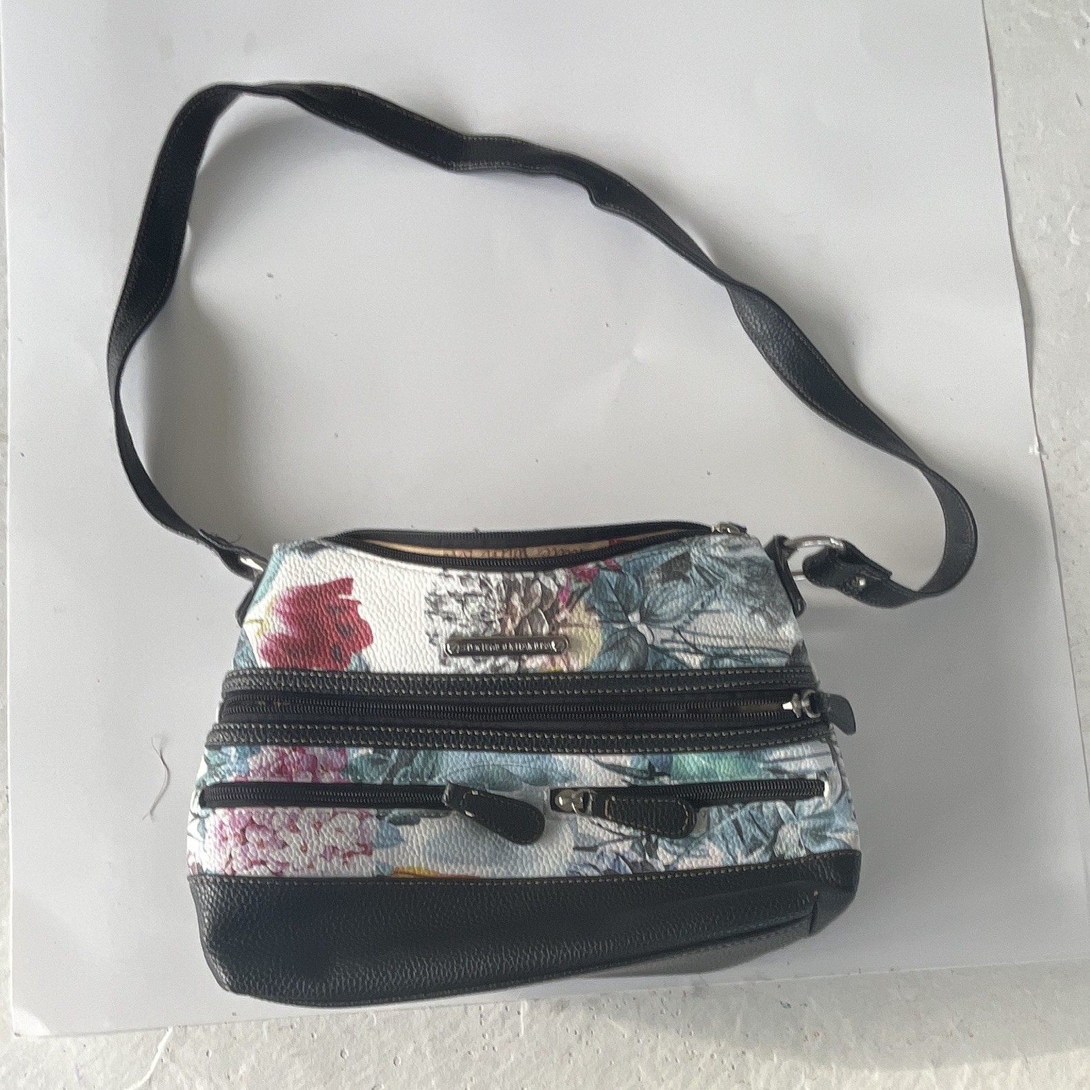 Stone Mountain Floral Black/Multicolor Small Zip Crossbody Bag Pockets Strap