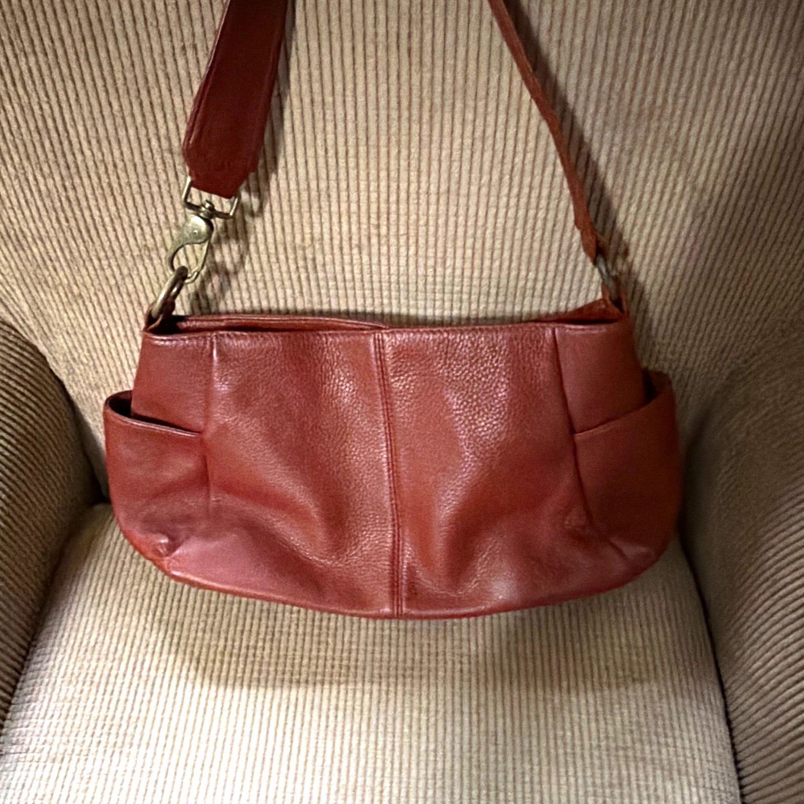HOBO International Brown Pebbled Shoulder Bag Zip/Magnetic, Pockets Lined Silver
