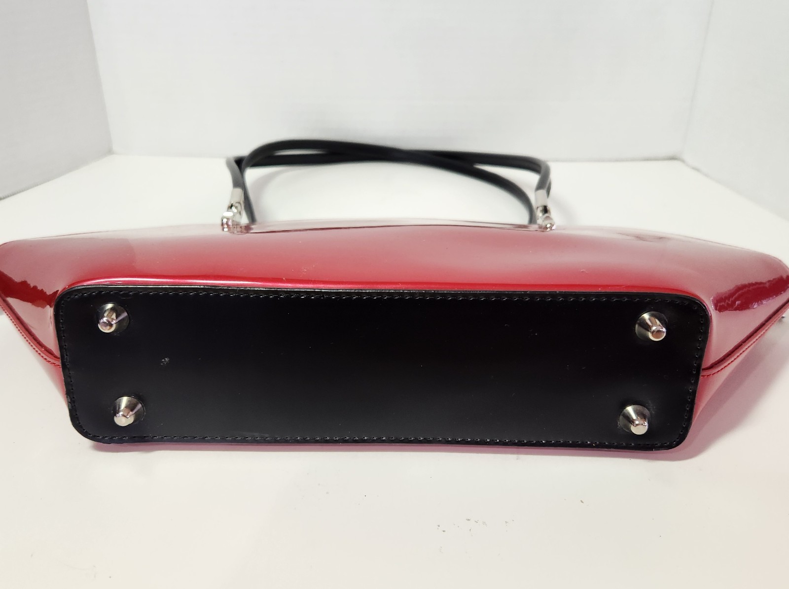 Red Patent Leather Beijo Women’s w/Original Tags 2 Zipper Pockets Inside